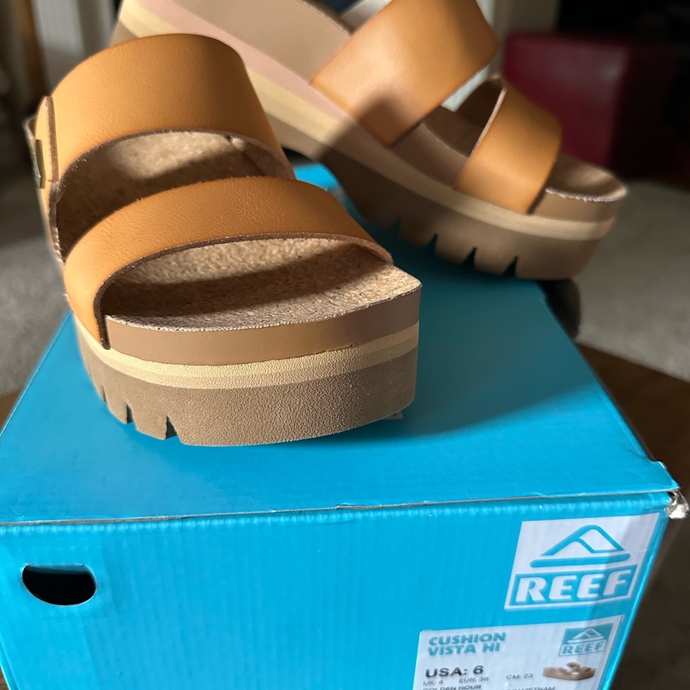 Reef Women's Tan Platform Sandals - NWT size 6